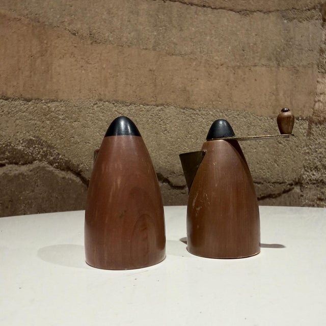 Mid-Century Modern 1950s Mid-Century Modern Set of Salt & Pepper Grinder From Japan Mid-Century Bull Nose For Sale - Image 3 of 10