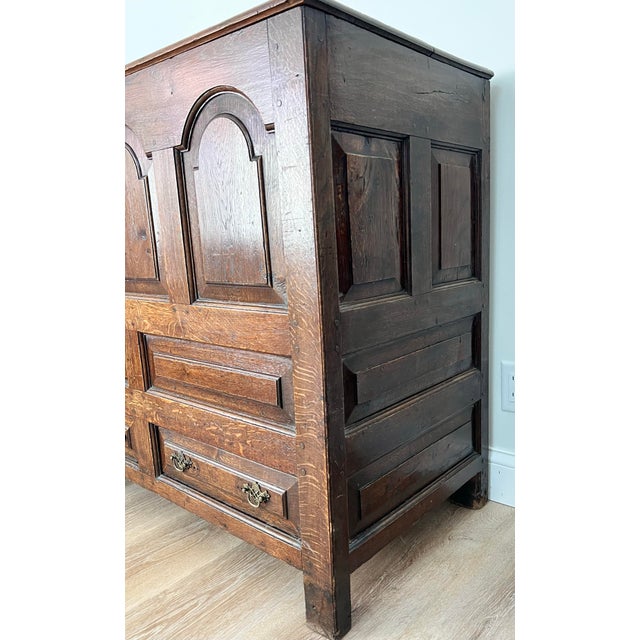 The William & Mary Style 19th Century Oak Blanket Mule Chest is a fully assembled antique piece with a solid brown color...