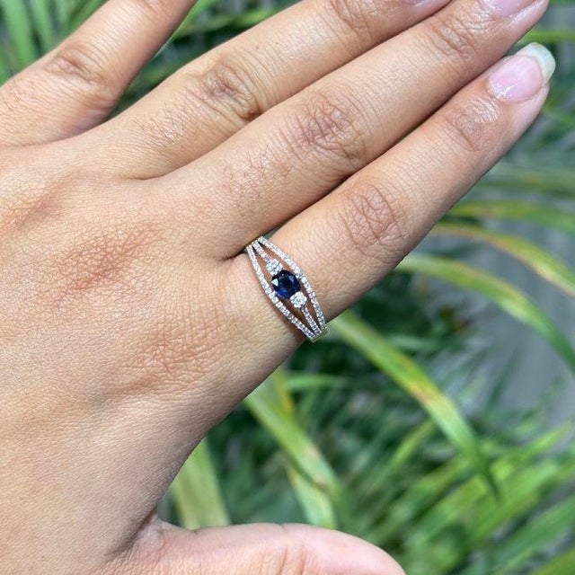 Contemporary 14k Yellow Gold Blue Sapphire & Diamond Split Shank Modern Ring Size 8 For Sale - Image 3 of 16