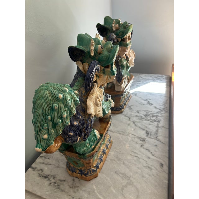 Early 20th Century Pair of Early 20th Century Sancai Chinoiserie Glazed Terra Cotta Foo Dogs For Sale - Image 5 of 10