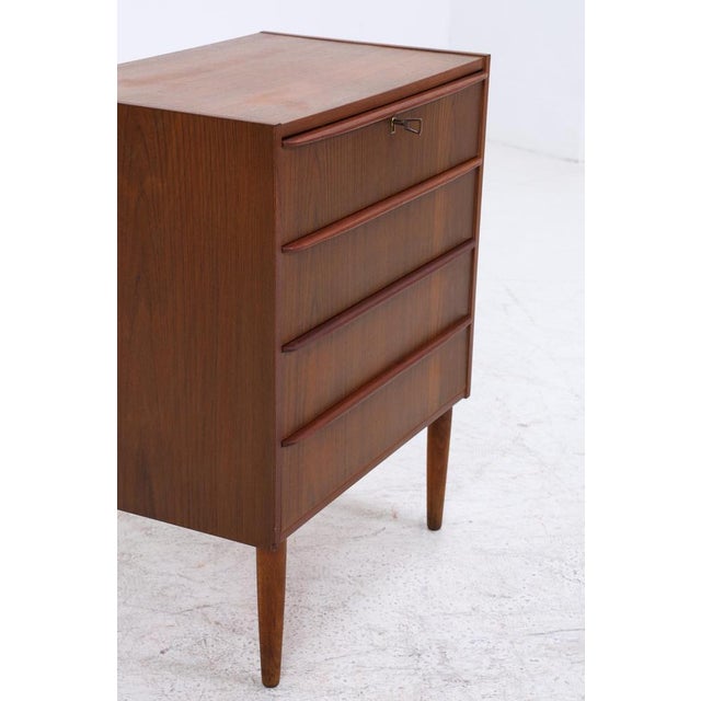 Beautiful Mid-Century Teak Chest of Drawers from the 1960s Scandinavian Mid-Century design from the 1960s • 4 spacious...