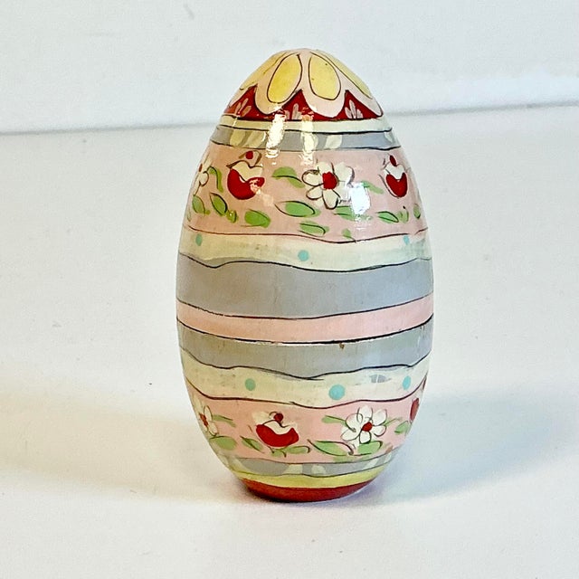 Rustic European 1950s Vintage Russian Boho Chic Small Hand Carved Wooden Egg For Sale - Image 3 of 9