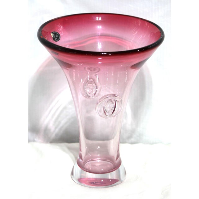 Vintage Sergio Pagnin Chalet Art Glass Cranberry Vase, Original Sticker For Sale - Image 6 of 9