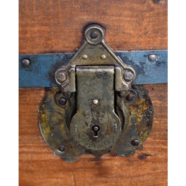 Late 19th Century Antique Edwardian Style Pine & Metal Steamer Trunk For Sale - Image 5 of 14