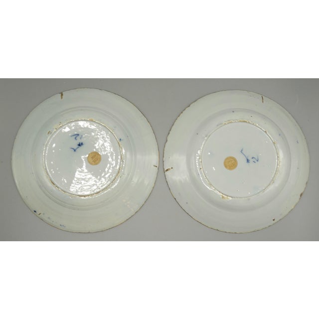 18th-Century Dutch Delft Plates Marked De Klaeuw, a Pair For Sale - Image 10 of 10