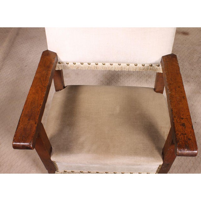 Elegant Spanish Renaissance armchair from the early 17th century in walnut with a high back claw feet Very beautiful seat...