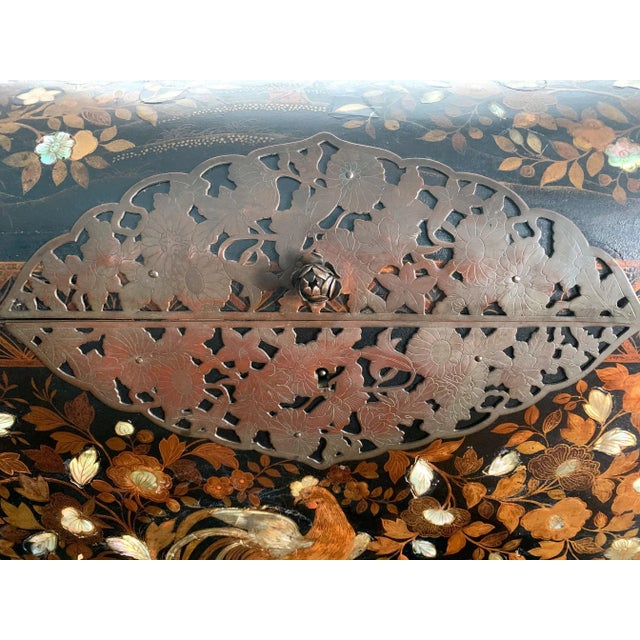 Japanese Namban Lacquer and Inlay Coffer Momoyama Period For Sale In Atlanta - Image 6 of 13