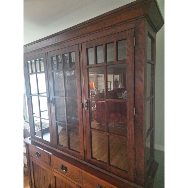 Stickley Brothers 1950s Stickley-Style Mission Oak Lighted China Cabinet Hutch | Arts & Crafts Buffet For Sale - Image 4 of 8