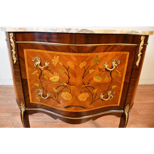 French 1930s French Louis XV Mahogany & Satinwood Inlay / Marble Top Commode For Sale - Image 3 of 11