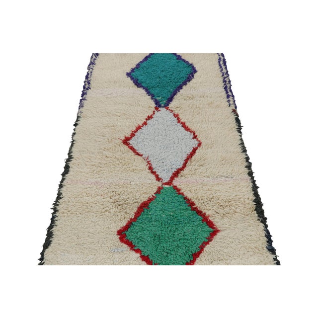 Traditional 1950s Azilal Moroccan Runner Rug in Beige With Diamond Patterns by Rug & Kilim For Sale - Image 3 of 7