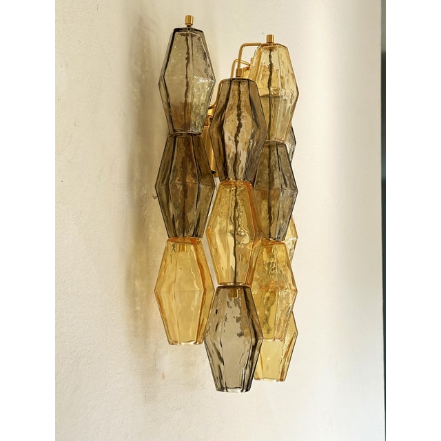 2020s Contemporary Amber and Fumè “Poliedri” Murano Glass Wall Sconce in Venini Style For Sale - Image 5 of 7