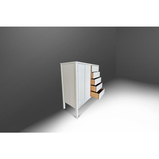 Wood Mid-Century Modern Gentlemen's Dresser / Chest of Drawers in Walnut Attributed to Dixie, Usa, C. 1960s For Sale - Image 7 of 12