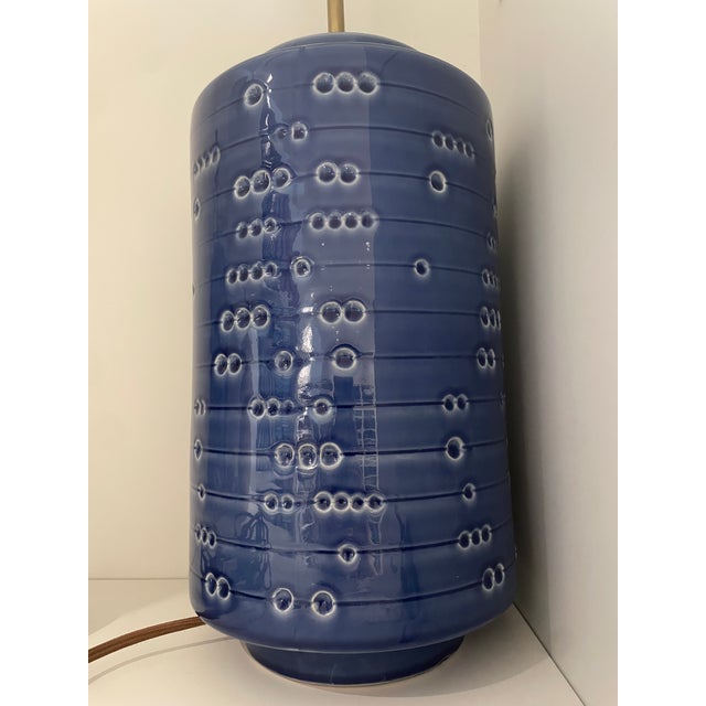 Contemporary Darina Large Table Lamp in Pebbled Blue With Linen Shade For Sale - Image 3 of 5