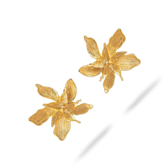 Floral Majesty Gold Stud Earrings, A Pair For Sale In Miami - Image 6 of 8