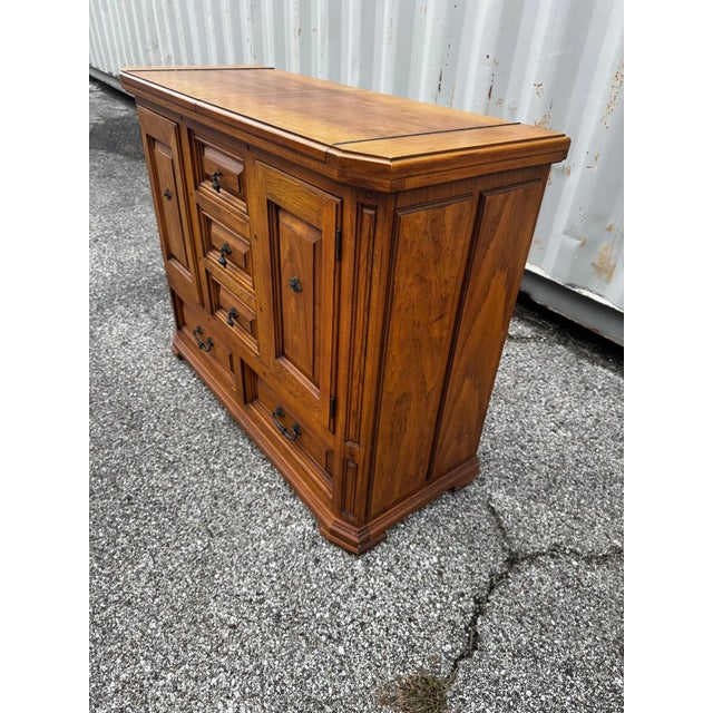 Late 20th Century Thomasville Furniture Rustic Walnut Flip Top Server/Bar For Sale In Houston - Image 6 of 9