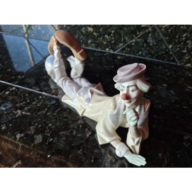 Lladro Vintage Lladró Spain "Clown Lying Down" Large Porcelain Figurine #4618 by Salvador Furió (Jg) For Sale - Image 4 of 7