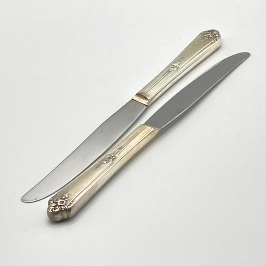 1940s Oneida Community Tudor Silverplate "Sweet Briar" 72-Piece Set (Service for 8 With Bonus Pieces and Wooden Chest) Vintage 1948 For Sale In Philadelphia - Image 6 of 18