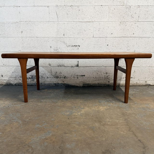 Johannes Andersen Danish Modern Teak Coffee Table With Pull-Out Extension Johannes Andersen, Attributed Circa 1960s For Sale - Image 4 of 9