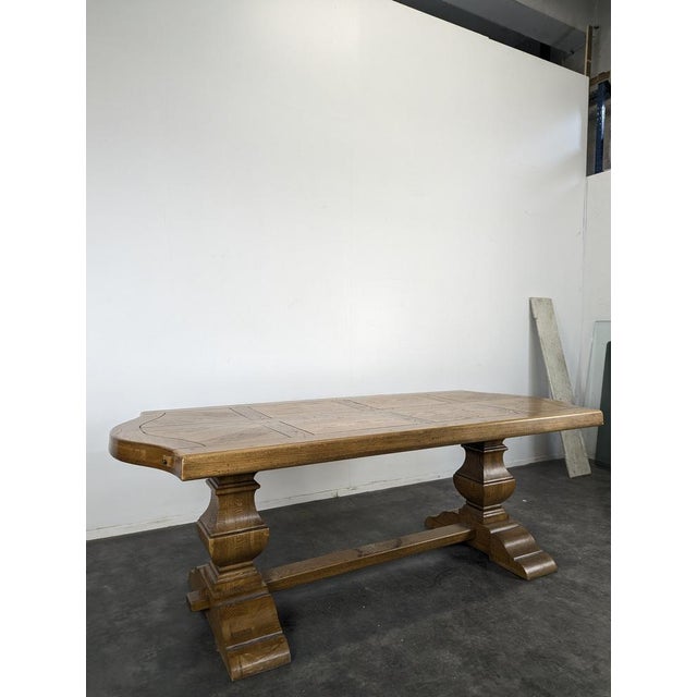Oak Monastery Dining Table, in Very Good conditions.