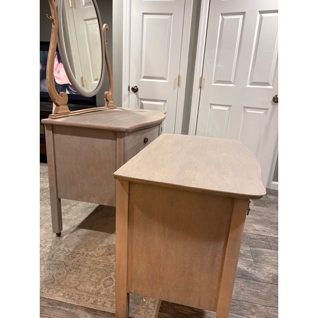 Off-white 1940s Birds Eye Maple Dresser and Nightstand With Maple Harp Mirror For Sale - Image 8 of 9