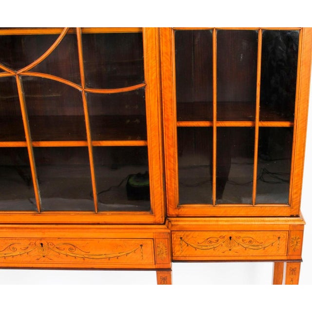 Satinwood Breakfront Bookcase or Display Cabinet from Edwards & Roberts, 19th Century For Sale - Image 16 of 18