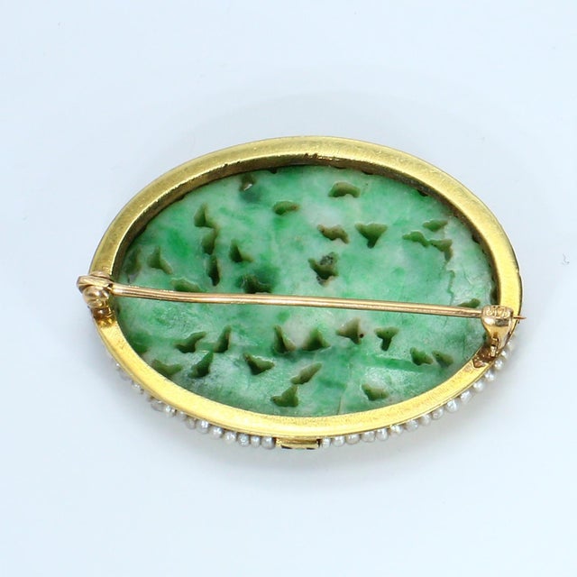 Mid 20th Century 14k Gold Brooch With Green Jade and Pearl Border For Sale - Image 4 of 4