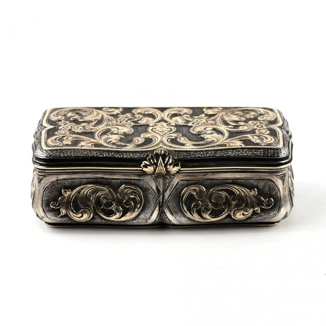 19th Century Silver Snuffbox with Gold Decor For Sale - Image 6 of 9