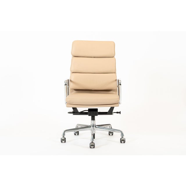 This authentic Eames for Herman Miller Soft Pad Executive Height desk chair from the Aluminum Group Collection was...