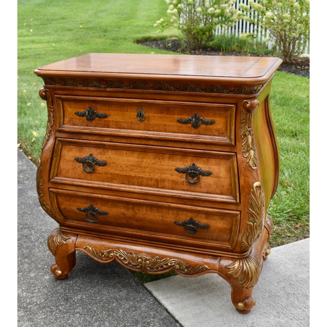 Wood Legacy Carved Pine Chest Bombe French Provincial 3 Drawer Bachelors Chest W/Gold For Sale - Image 7 of 15