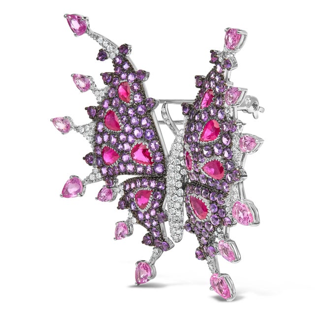 Immerse yourself in the elegance and charm of this 18K white gold butterfly brooch, where sophistication meets whimsical...