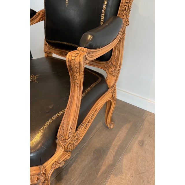 1950s Queen's armchair in carved walnut upholstered with black leather and iron-Gi For Sale - Image 10 of 12