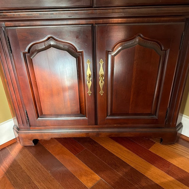 Brown 1990s Thomasville Corner China Cabinet For Sale - Image 8 of 12