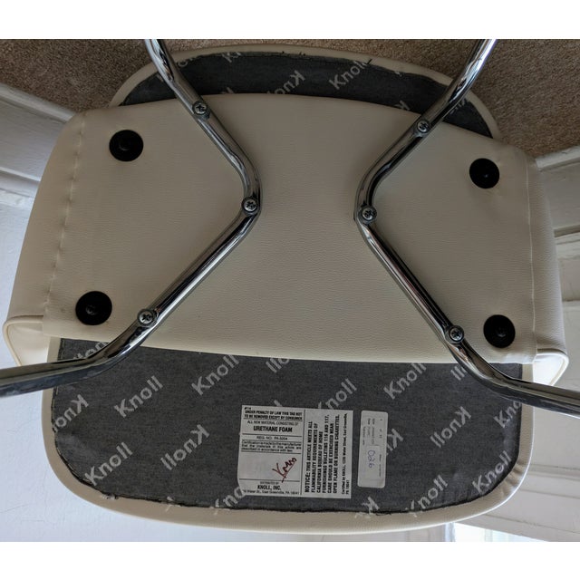 Pair of Authentic Knoll Saarinen Executive Armchairs in Cream Fabric For Sale - Image 10 of 10