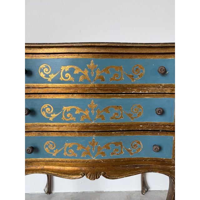 1950s Italian Hollywood Regency Giltwood & Teal Blue Three-Drawer Nightstand With Gold-Leaf Scrollwork For Sale In Miami - Image 6 of 12