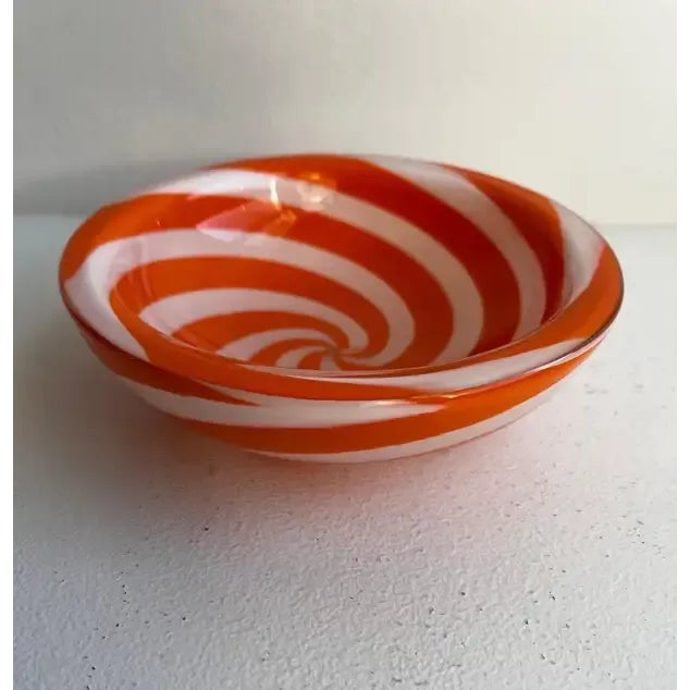 Fratelli Toso Mid 20th Century Murano Glass Dish with Tangerine Optic Swirls For Sale - Image 4 of 9