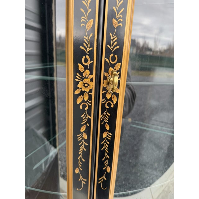1980s Drexel 'Et Cetera' Chinoiserie Decorated Corner Display Cabinet For Sale - Image 9 of 17