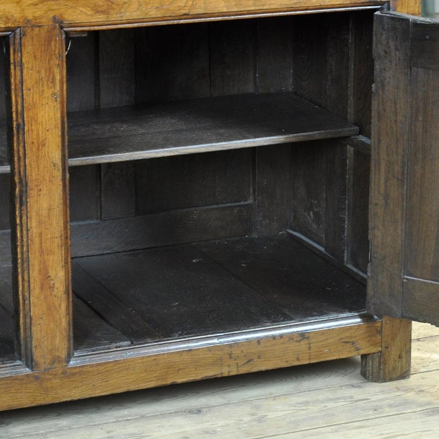 Early 18th Century Antique Tridarn Cabinet in Oak, 1710 For Sale - Image 5 of 18