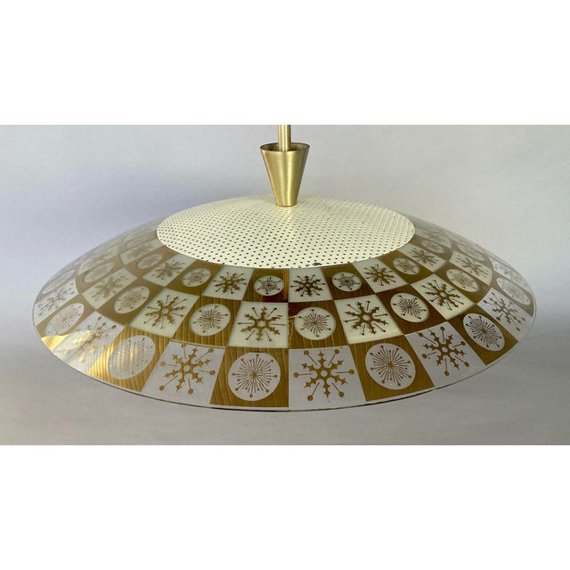 Here's a spell-binder -- an American, mid-Century beauty. The design features a saucer-shaped glass shade with an unusual...