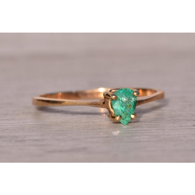 Gold The Seafoam: Vivid Pear Shaped Natural Emerald in Yellow Gold For Sale - Image 8 of 11