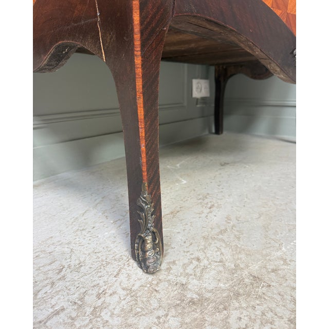 Louis XV Commode in Brass and Wood For Sale - Image 4 of 15