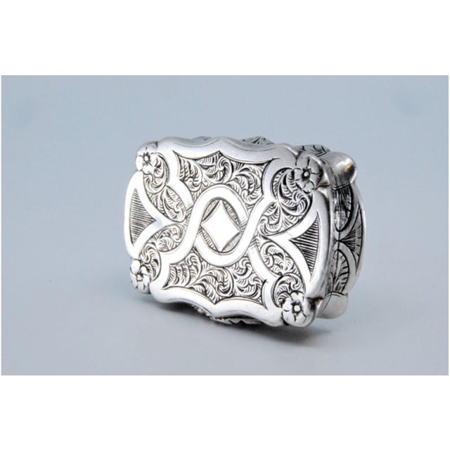 Gold Edward VII Silver and Gold Vinaigrette Box with Asymmetrical Engraving For Sale - Image 8 of 11