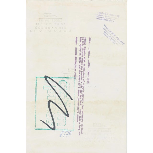 Jackie Kennedy at the Airport in Paris, France, 1970s, Photograph For Sale - Image 4 of 5