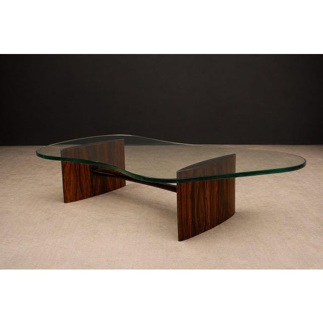 Joaquim Tenreiro Rosewood & Crystal Coffee Table — Organic Form, Brazil, 1960s For Sale - Image 14 of 18