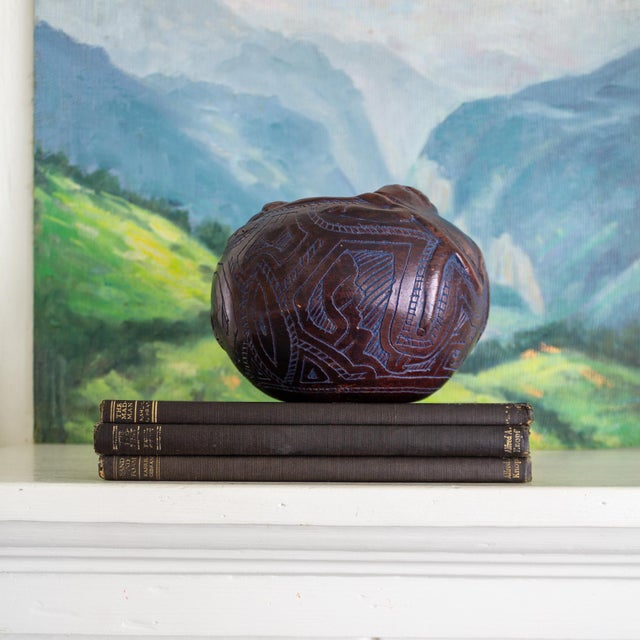 Burgundy Indigenous Brazilian Reis Para Pottery Etched Ceramic Frog Bowl in Burgundy Red and Blue For Sale - Image 8 of 16