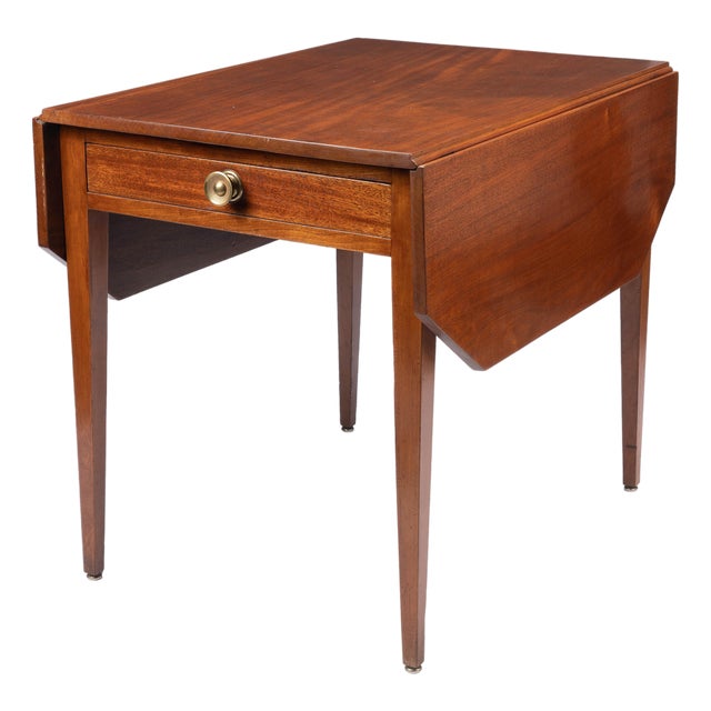 Massachusetts Hepplewhite Mahogany Drop-Leaf Pembroke Table, 1790-1810 For Sale
