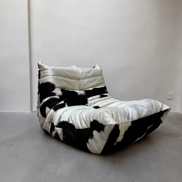 Togo Lounge Chair in Two-Tone Cowhide Leather by Michel Ducaroy for Ligne Roset, 1970 For Sale - Image 6 of 11