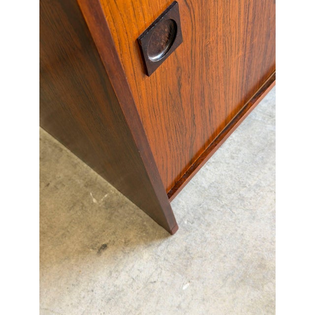 Danish Rosewood Modern Credenza Long Low Sideboard Storage Unit Furniture Denmark 1960s For Sale In Los Angeles - Image 6 of 10