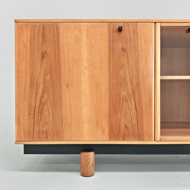 Bernini Low TV Cabinet in Light Walnut by Carlo Scarpa for Bernini, 1980s For Sale - Image 4 of 18