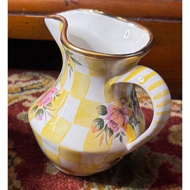 American 1990s MacKenzie-Childs Aurora Yellow Check Enamel Creamer & Lidded Sugar Bowl Set W/ Spoon – 1990s For Sale - Image 3 of 18