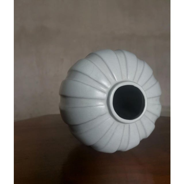 White Modernist White Earthenware Vase by Vicke Lindstrand for Upsala Ekeby, Sweden, 1930s For Sale - Image 8 of 12